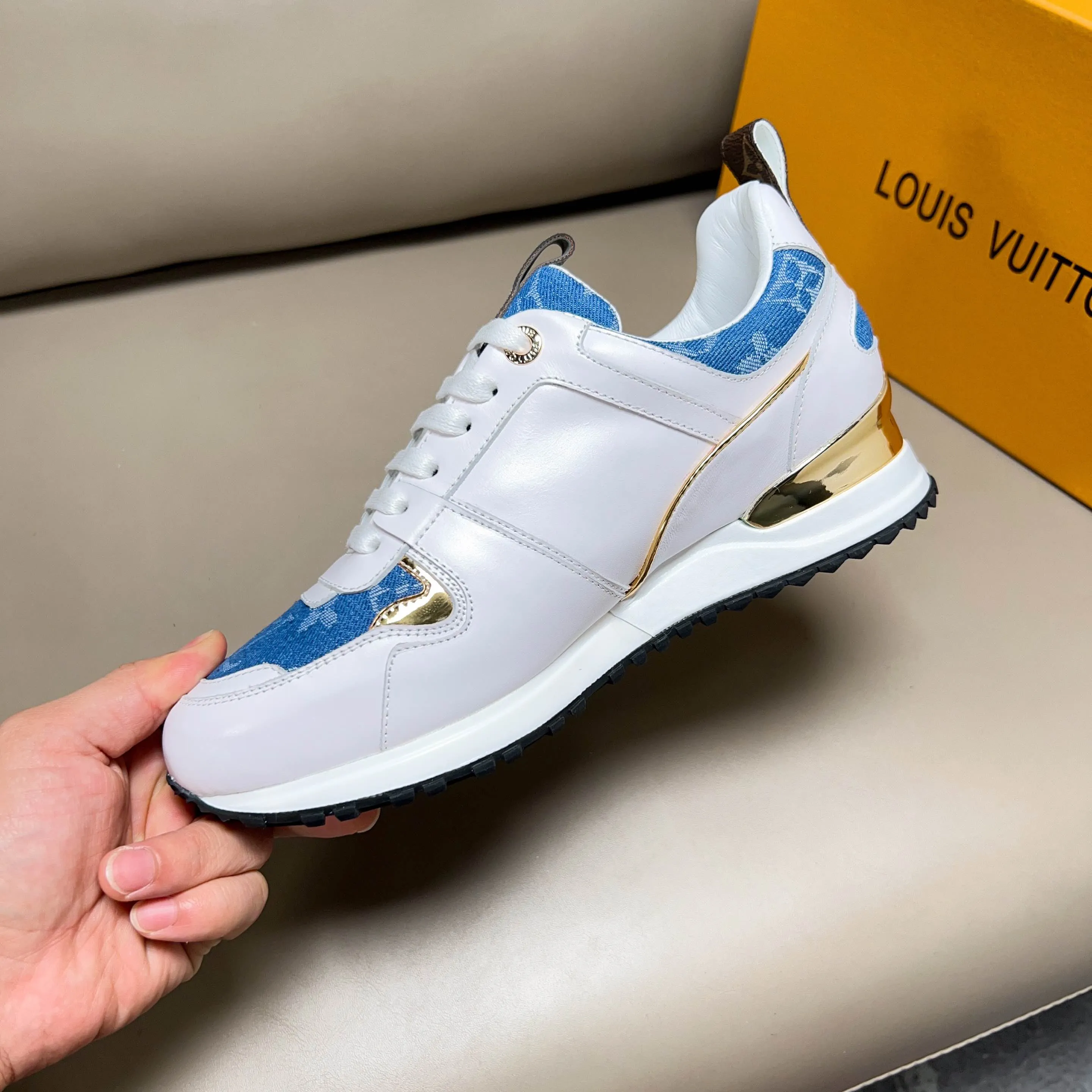 Factory price: 440💰【LV】Male and female couples model, sold simultaneously at counters, original classic 1:1 copy, original designer design, imported calf + sheepskin lining, L gold unique design on both sides, fashionable and trendy. 🔍🔍Original quality @ No pressure to enter and leave the counter at will, the original replica outsole is suitable for all kinds of travel, making it worth owning. Welcome all sellers to sell in the picture above. We can send one piece on behalf of you. Male size: 38-44 (can be customized to 45 sizes), female size: 35-39 (can be customized to 40 sizes)